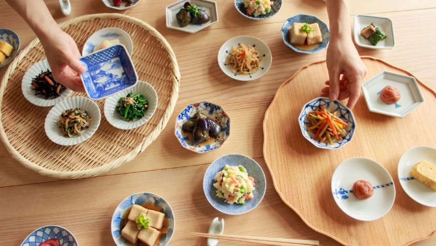 豆皿を並べる、それだけでいい。小さな器が食卓を豊かにする