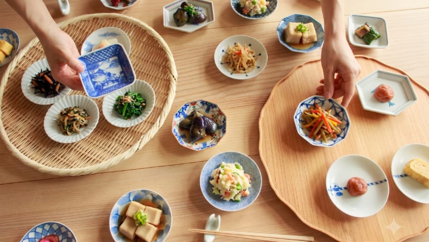 豆皿を並べる、それだけでいい。小さな器が食卓を豊かにする